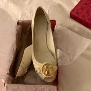 Tory Burch leticia size 9.5 Open toe wedge in ivory